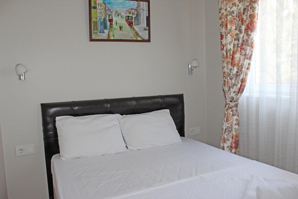 بوزجادا Ilyada Hotel الغرفة الصورة
